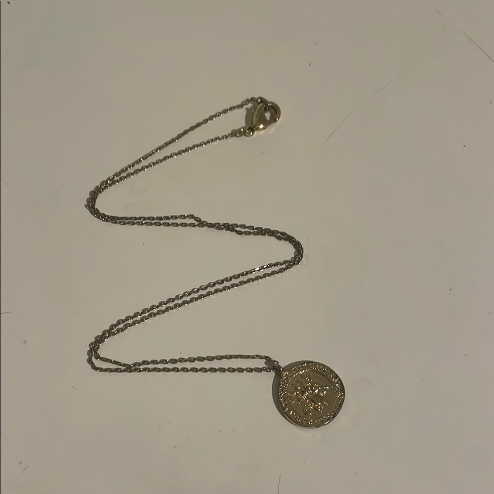 Elegant Gold Pendant Necklace